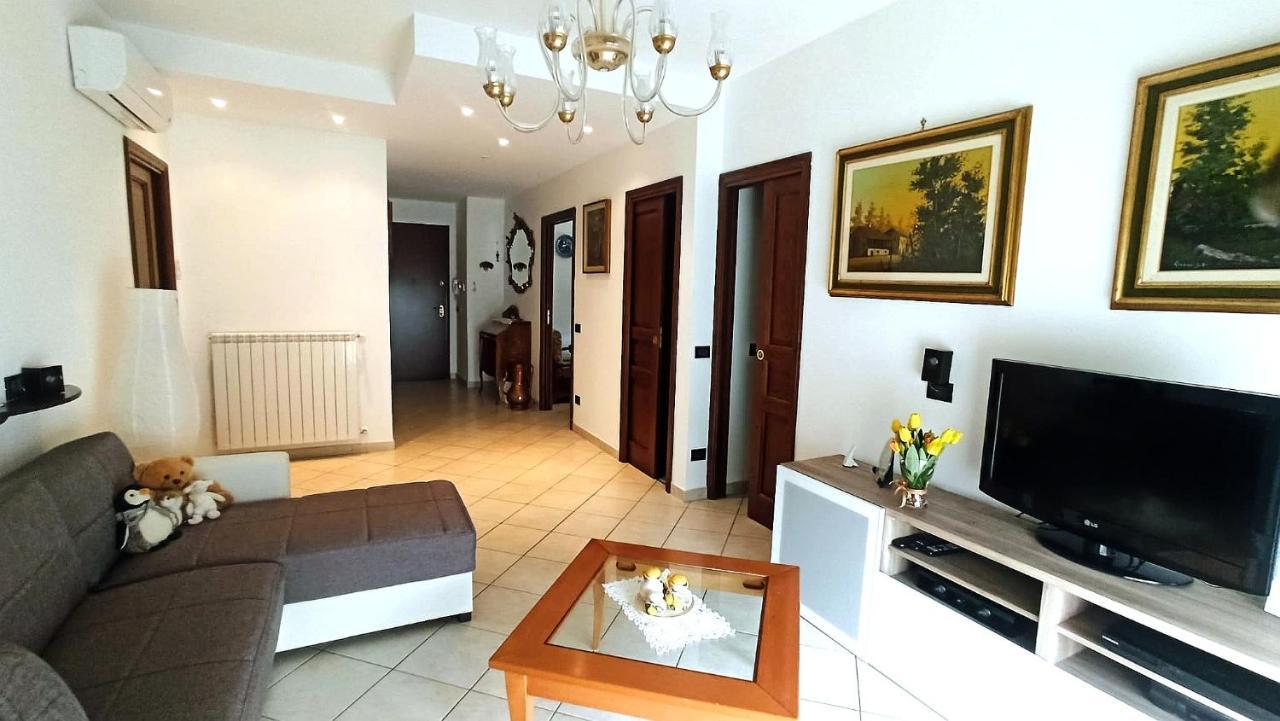 Il Tulipano Apartment San Bartolomeo Al Mare Luaran gambar
