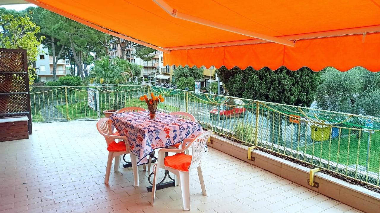 Il Tulipano Apartment San Bartolomeo Al Mare Luaran gambar
