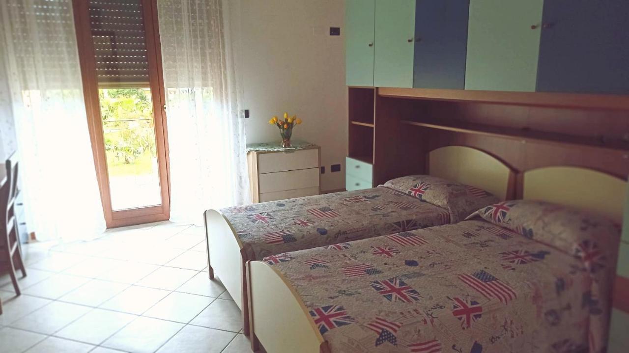 Il Tulipano Apartment San Bartolomeo Al Mare Luaran gambar