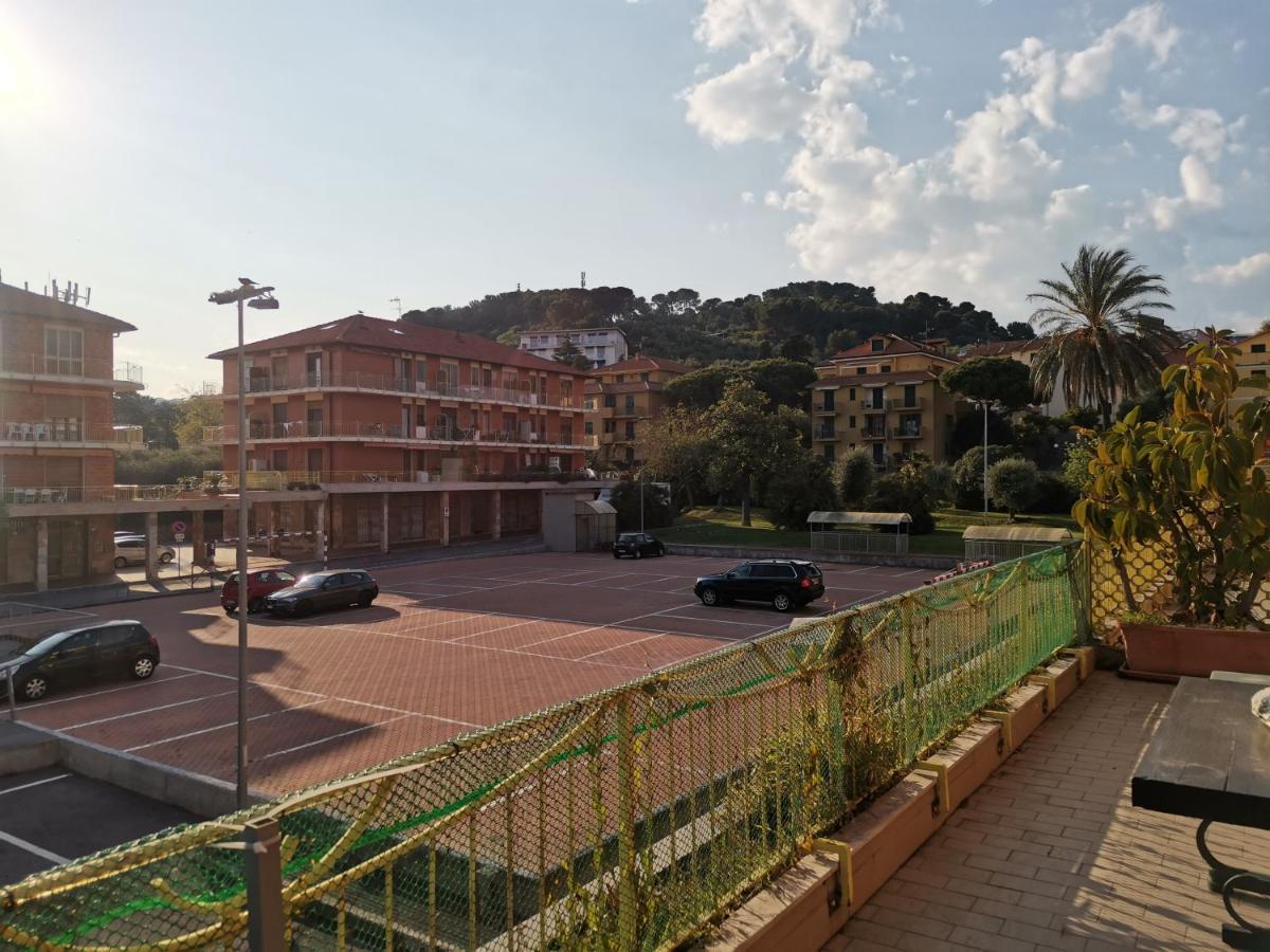 Il Tulipano Apartment San Bartolomeo Al Mare Luaran gambar